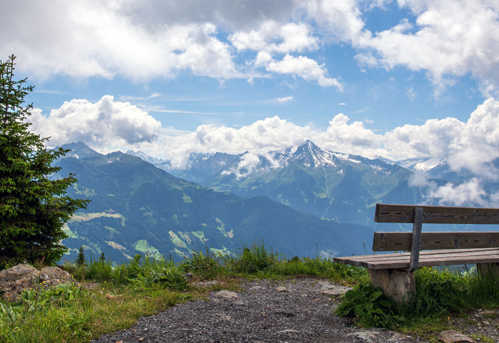 Sitzplatz mit Aussicht- Bank in den Zillertaler Alpen/Tuxer Alpe